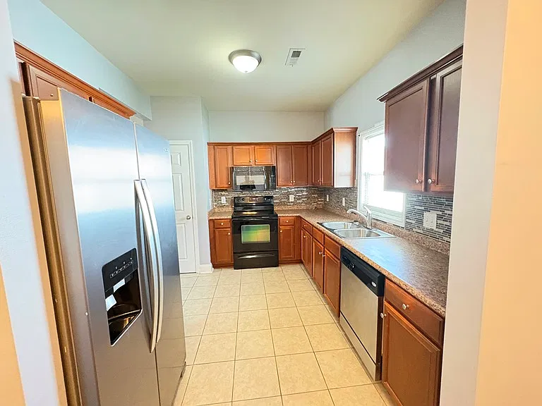 5 bed, 2.5 bath, 1723 sqft, $2,400 — Photo 3