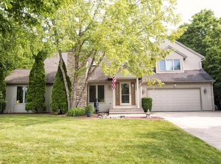 6850 W Pineberry Rdg, Franklin, WI 53132