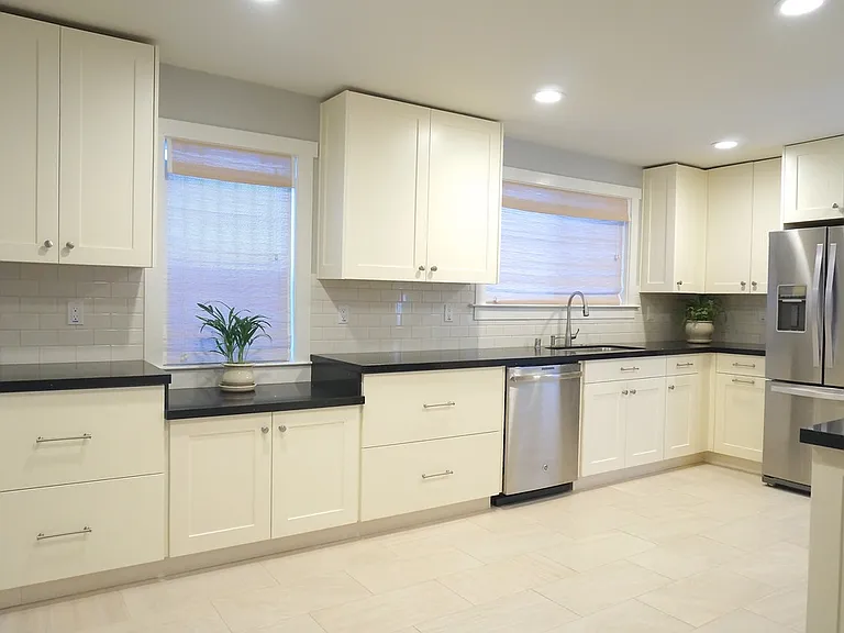 393 W Angela St — Photo 3
