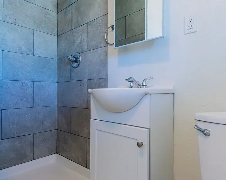 1743 La Brea Residences — Photo 15