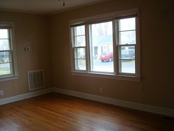 4th image of 405 Dogwood St