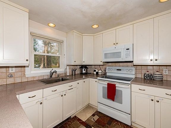 3rd image of 38 Berkshire Ave