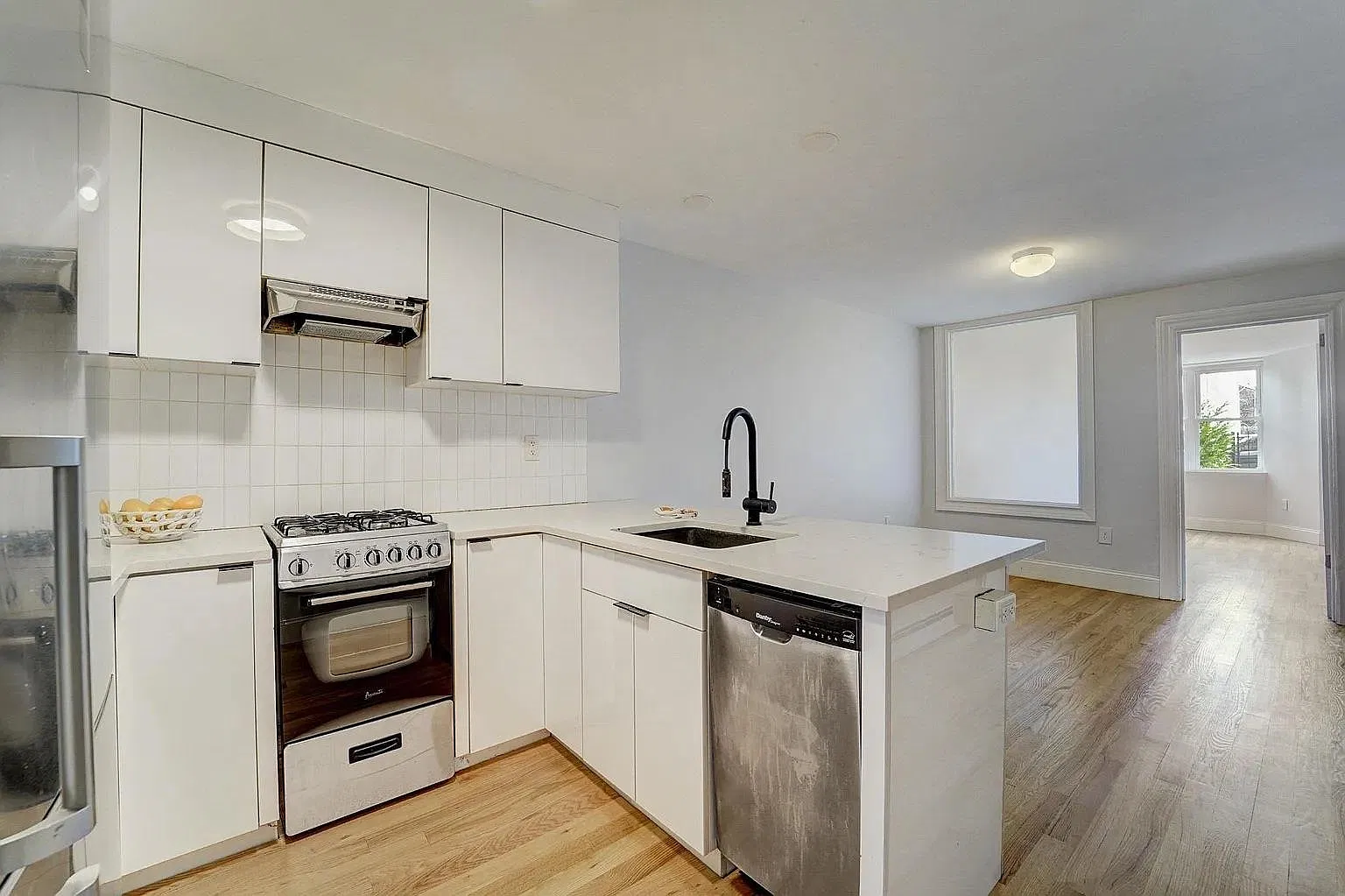 2 bed, 1.0 bath, 617 sqft, $2,375 — Photo 2