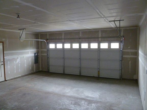 3rd image of 906 Daffodil Ave NE