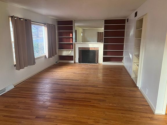 Living Room (214 sq ft)