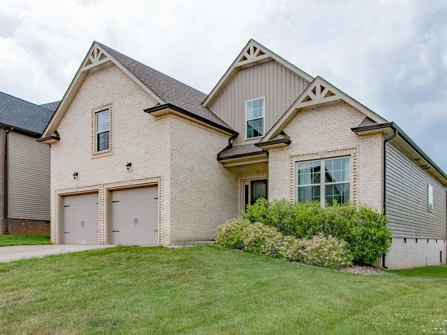 4 bed, 3.0 bath, 2596 sqft, $2,200 — Photo 3
