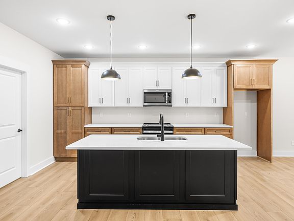 2nd image of 140 Honeysuckle Dr