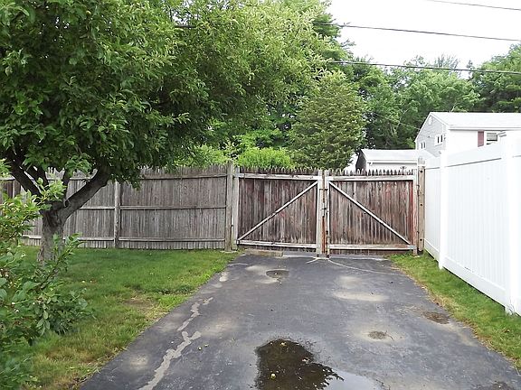 5th image of 12 Belaire Dr