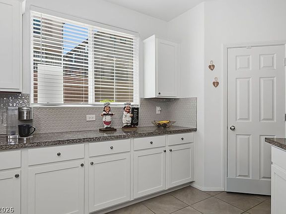 5th image of 1371 Graphite Ave