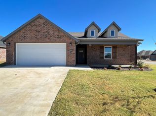 1050 Fair Oaks St, Tontitown, AR 72762