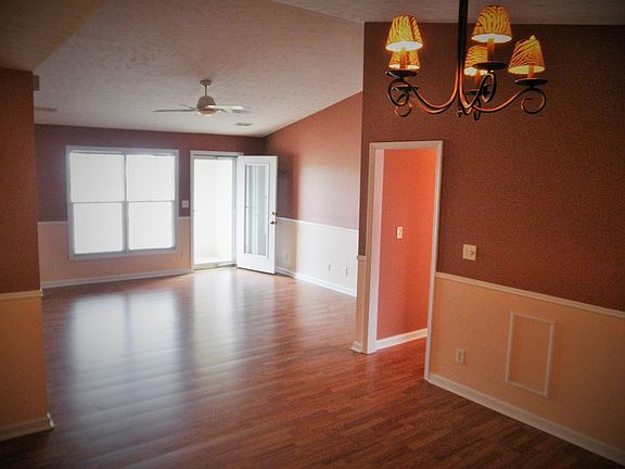 4th image of 401 Meadowland Ct APT 8