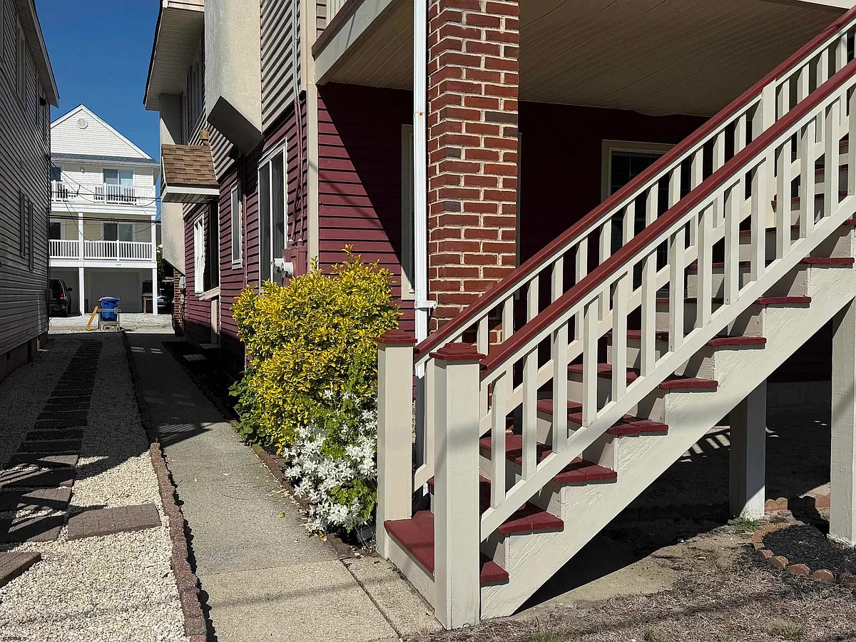 Building Photo - 843 5th St #1