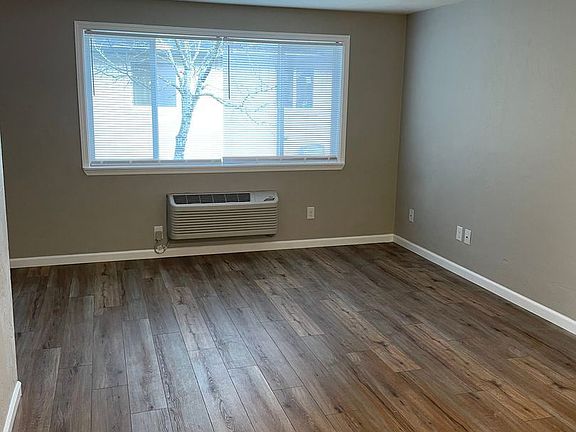 4th image of 629 W Maple St #11728375