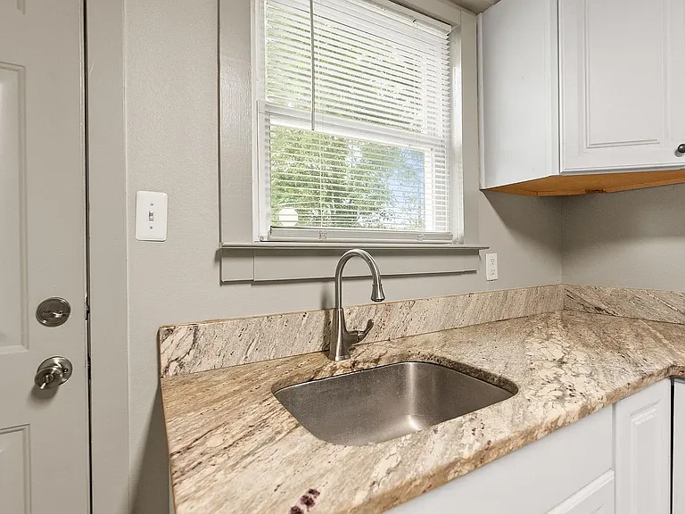 1724 W 19th St #3 — Photo 5