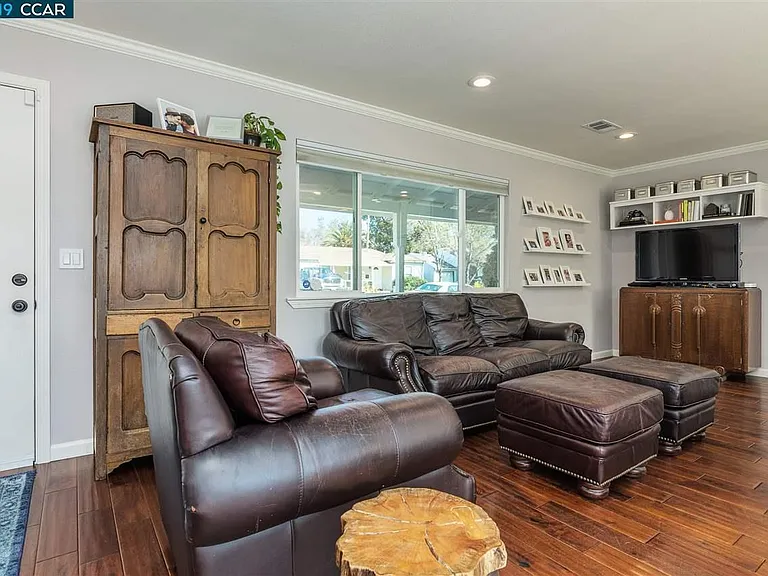 2366 Fairfield Ave — Photo 2