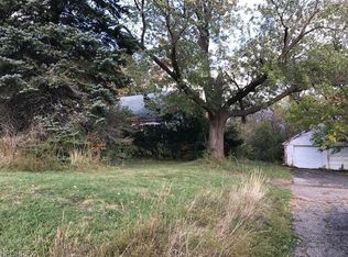 2723 Som Center Rd, Willoughby Hills, OH 44094