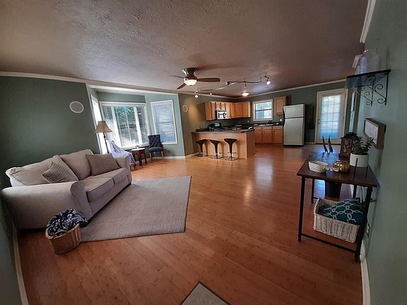 3rd image of 1107 Chapel Hill Cir