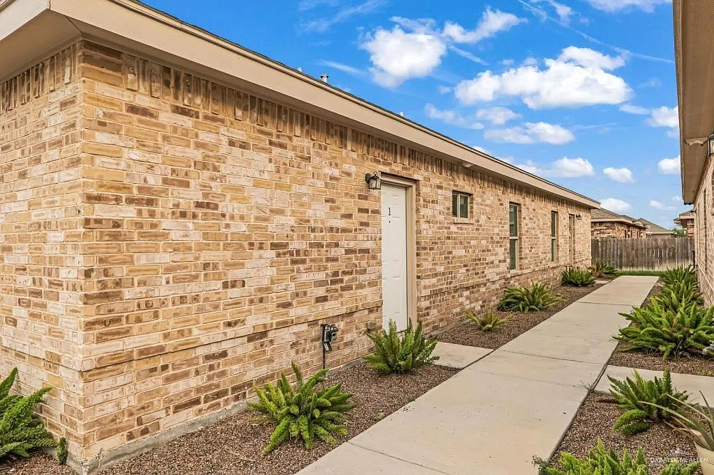 1 bed, 1.0 bath, 800 sqft, $875 — Photo 2