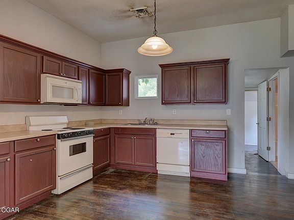 4th image of 710 Park St