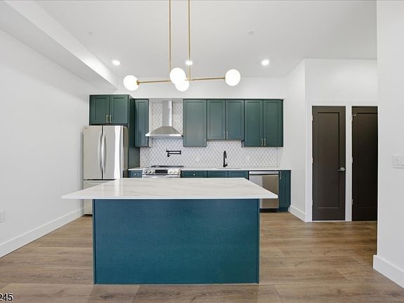 5th image of 21 Lincoln Park #302