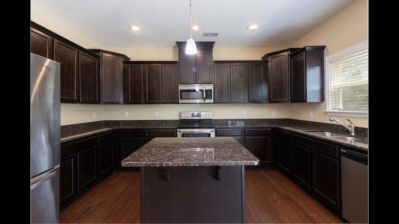 4 bed, 2.5 bath, 2228 sqft, $2,249 — Photo 4