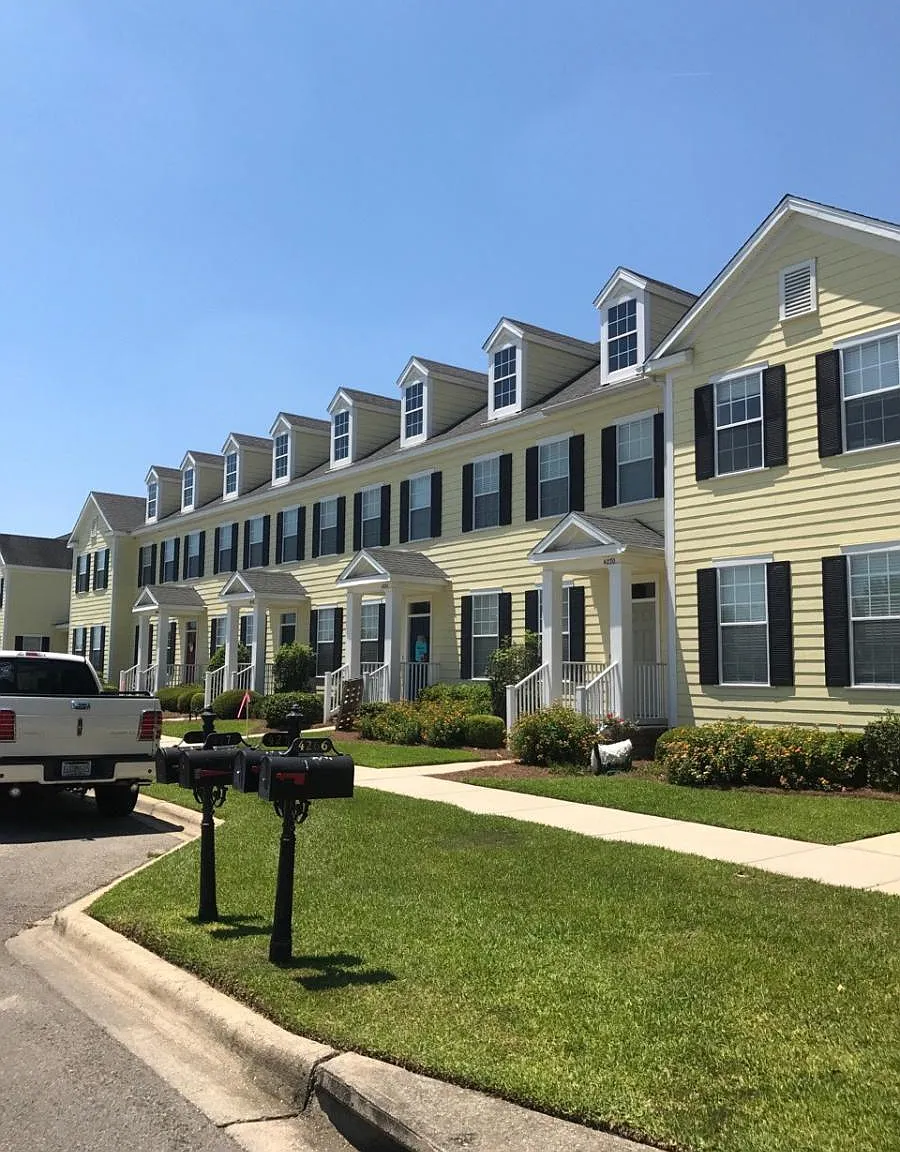 2 bed, 2.5 bath, 1300 sqft, $1,925 — Photo 1