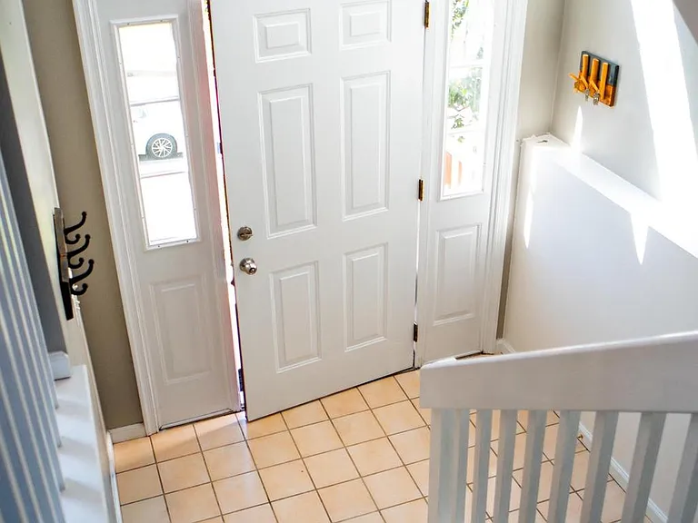 102 Thomas Ln — Photo 4