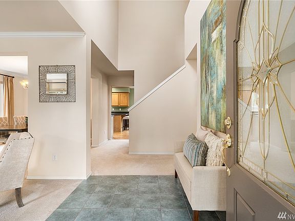 Open, light and bright entry to greet your guests.