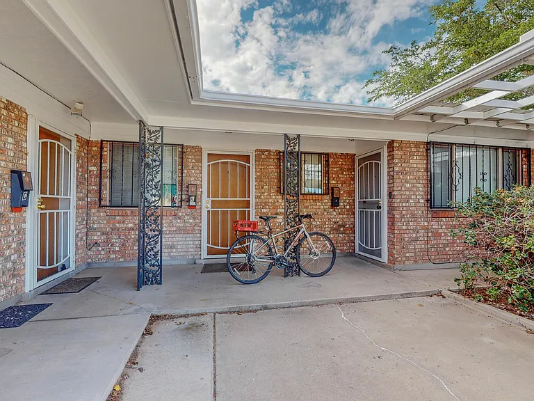 Alvarado Dr NE — Photo 20