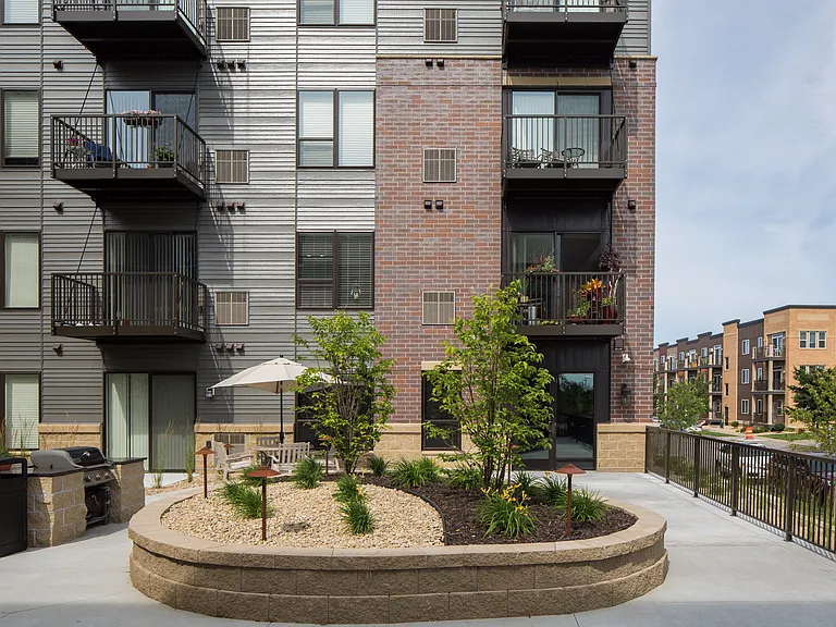 Victoria Park and V2 Apartments — Photo 40