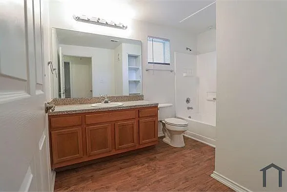 1811 South Blvd — Photo 2