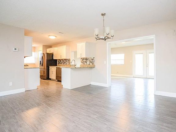 3rd image of 1805 Driftwood Cir N