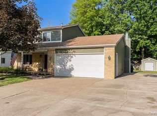 5279 Crestwood Dr, Grand Blanc, MI 48439