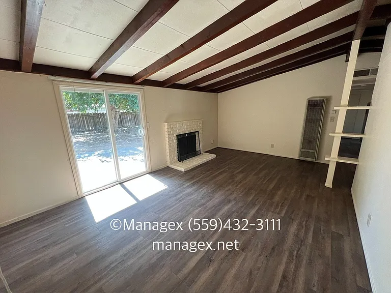 4256 N Millbrook Ave — Photo 3