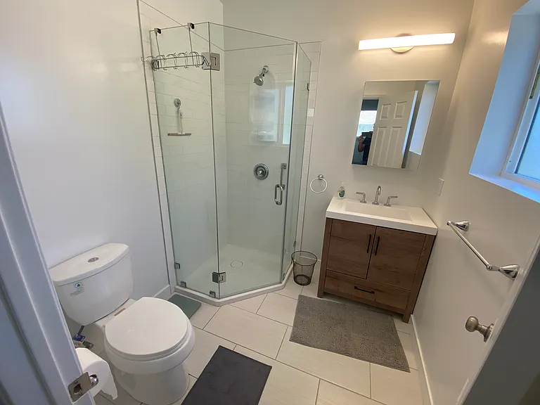 En-suite bath for bedroom 2