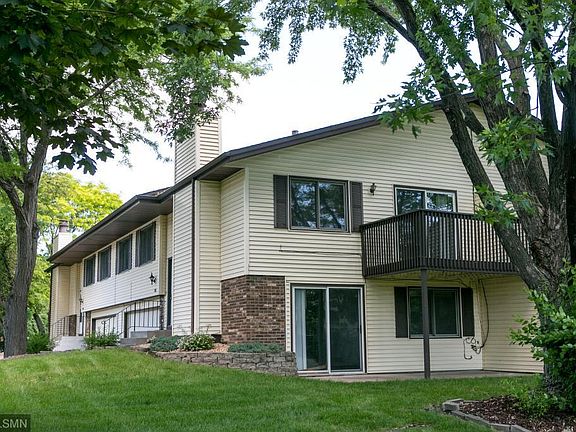 3rd image of 908 Heritage Ct W