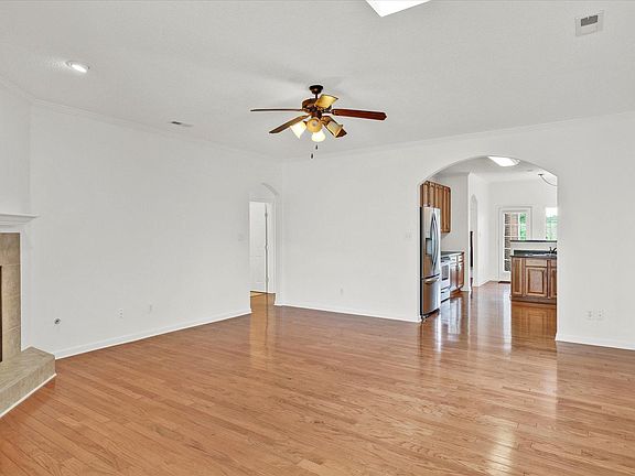 3rd image of 823 Big Ben Way