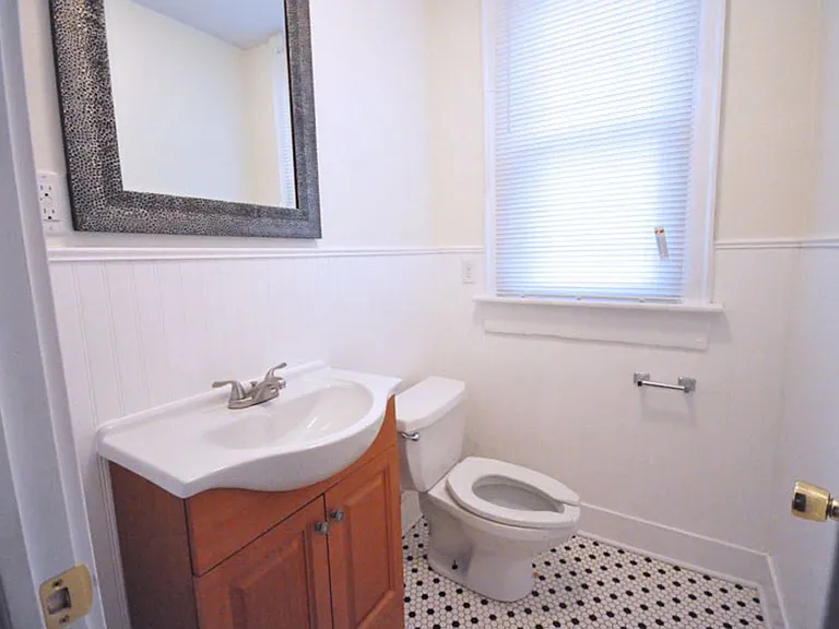 1504 Hamlet St — Photo 5