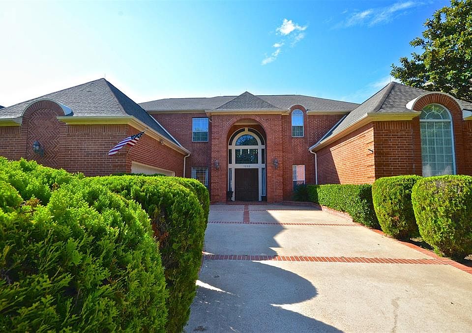 Welcome to your new home!!! On the 4th hole of the Robert Golf course in Sugar Creek!!! Incredible view!!!