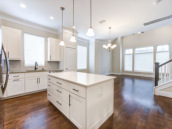 4th image of 724 N Shepherd Dr