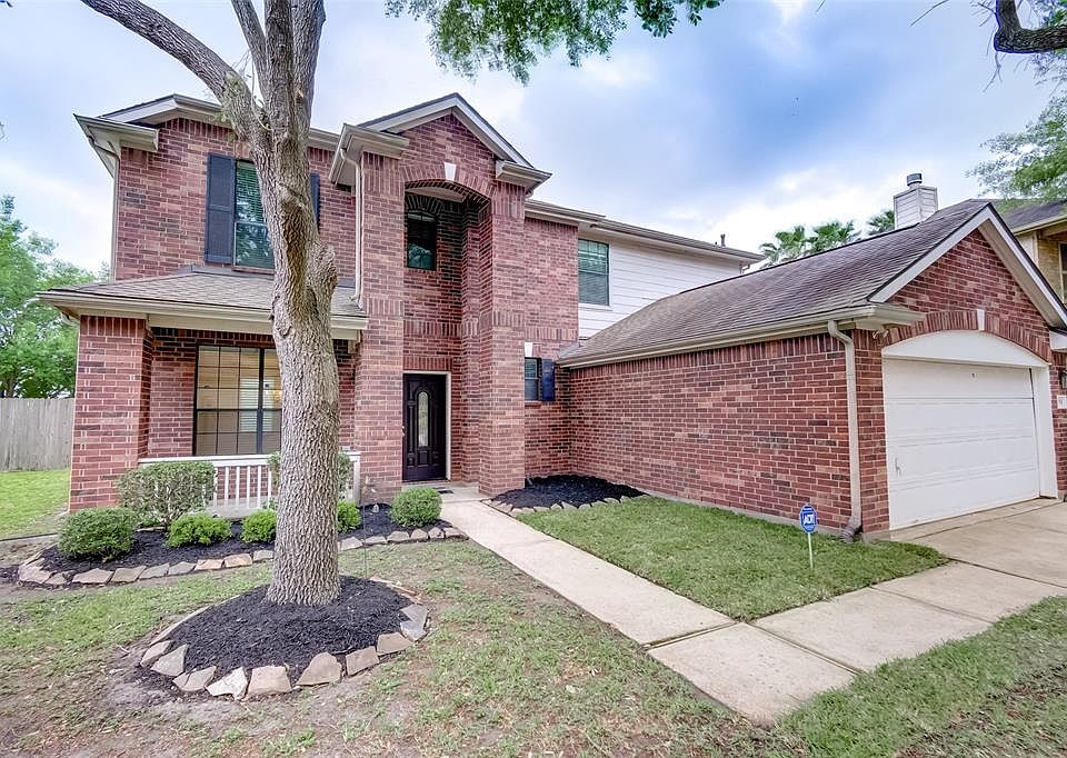 Welcome Home to the beautiful 2 story home with nice curb appeal!