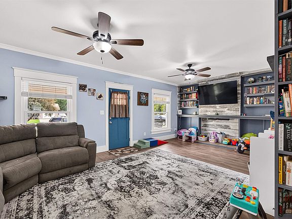 4th image of 1012 S Elm St