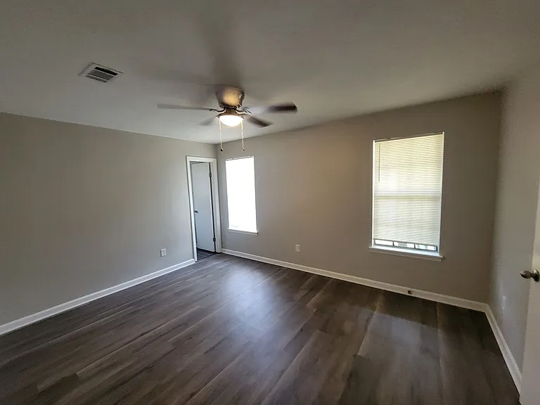 611 Langley Ct — Photo 12