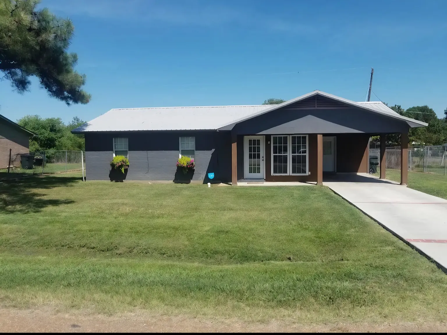204 Kennedy Dr — Photo 1