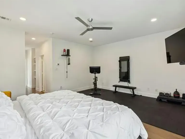 4413 Roseland Ave — Photo 14