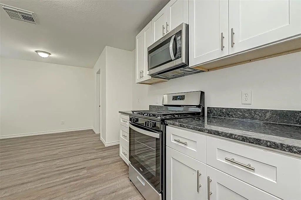 3 bed, 2.5 bath, 1996 sqft, $1,730 — Photo 4