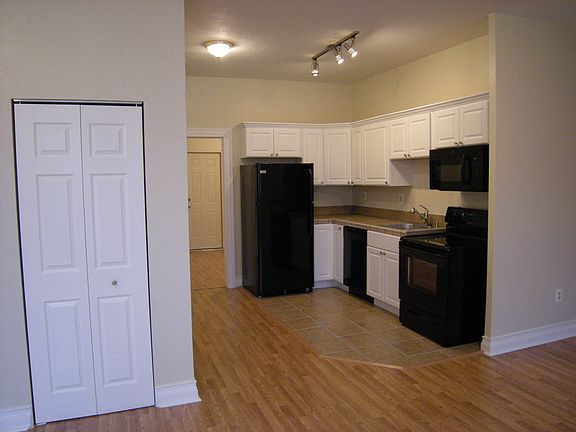 3rd image of 121 Stratford Ave APT 6