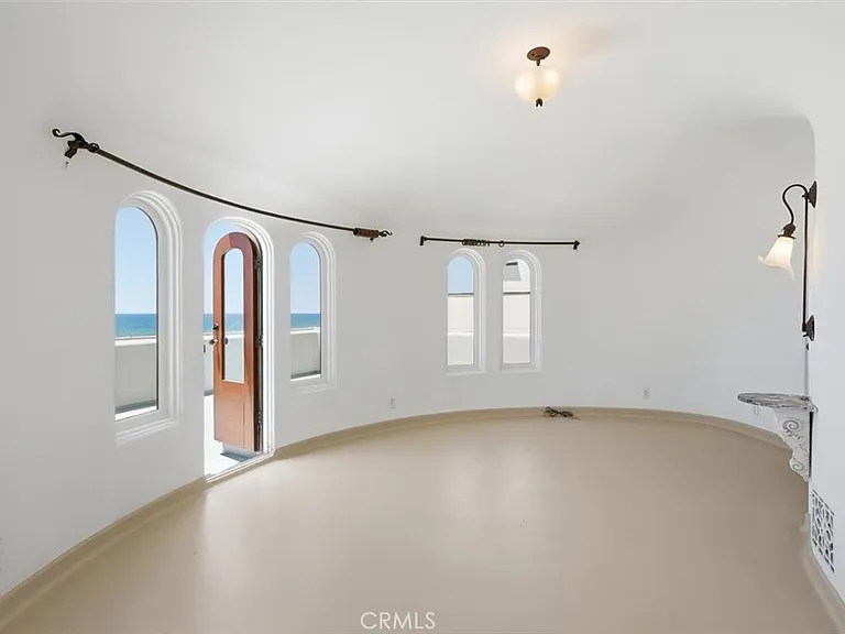 1602 The Strand — Photo 14