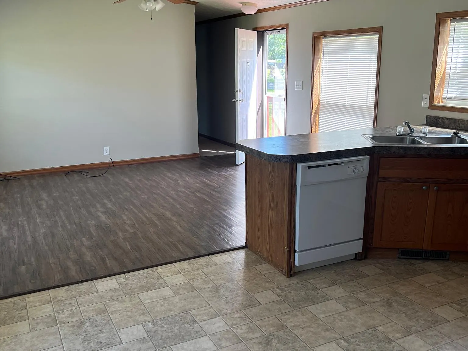 3 bed, 1200 sqft, $950 — Photo 2