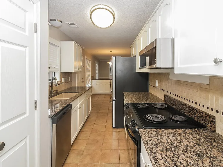 803 Carianne Cv — Photo 8